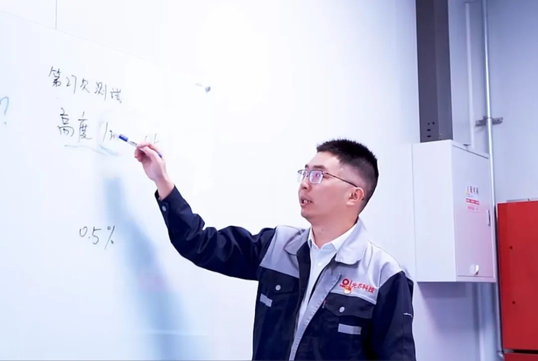 致敬劳模 | 从微光夜视到医疗级智能穿戴：王三昭的跨界创新之路